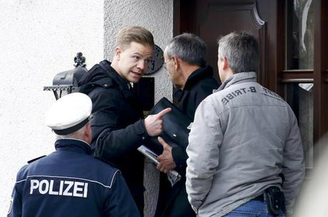 Polícia cerca casa da família de copiloto da Germanwings, e se prepara para entrar na propriedade Oficiais se concentram na porta da casa da família Lubitz
Reuters