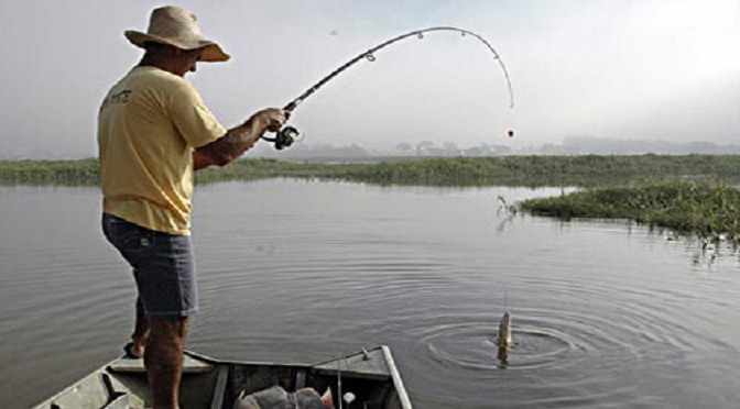 Com temporada de pesca aberta, PMA divulga cartilha aos pescadores