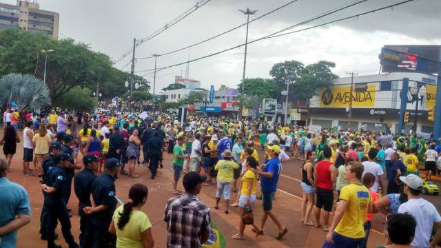 Reinaldo anuncia instalação da 1ª Governadoria Regional, em Dourados Centro comercial de Dourados - No dia 15 de março mais de 6 mil douradenses foram as ruas pedindo o Impeachment da presidente Dilma - Foto Valdeir Azevedo