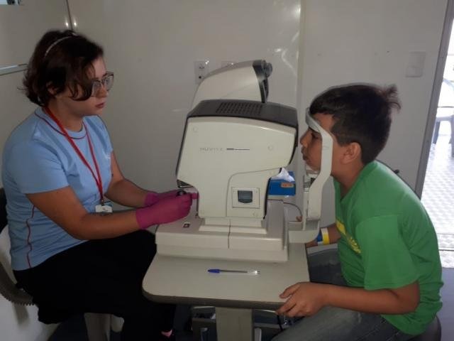 2º etapa da Caravana da Saúde nas Escolas atenderá 42 mil alunos Aluno da rede pública durante exame de visão na caravana. Assessoria/ Governo