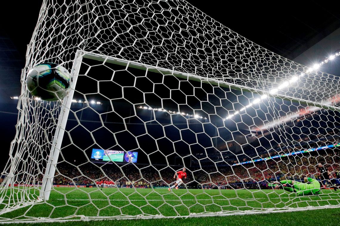Mesmo com gols anulados, Chile vence nos pênaltis e chega à semifinal Ueslei Marcelino/Reuters