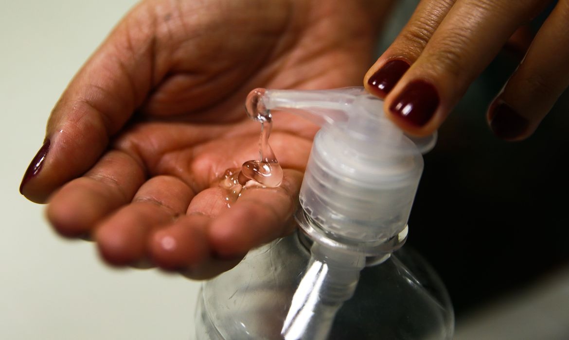 Álcool gel é eficaz na prevenção ao coronavírus, afirma conselho Marcello Casal JrAgência Brasil