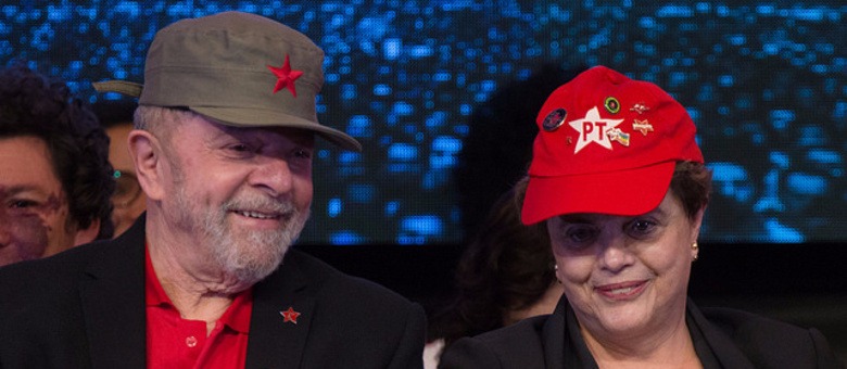 Quase metade dos brasileiros acha que Lula será preso Os ex-presidente Lula e Dilma no Congresso Nacional do PT que acontece desde quinta-feira (1) em Brasília
Lula Marques/Agência PT