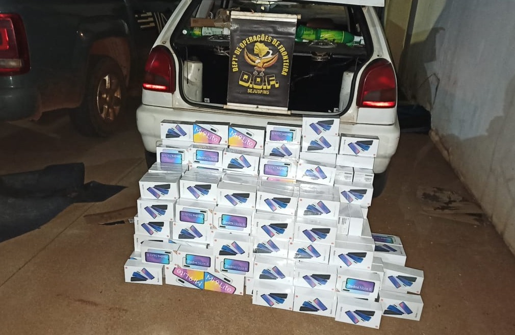 Polícia apreende smartphones e cosméticos contrabandeados do Paraguai Polícia apreende smartphones e cosméticos contrabandeados do Paraguai