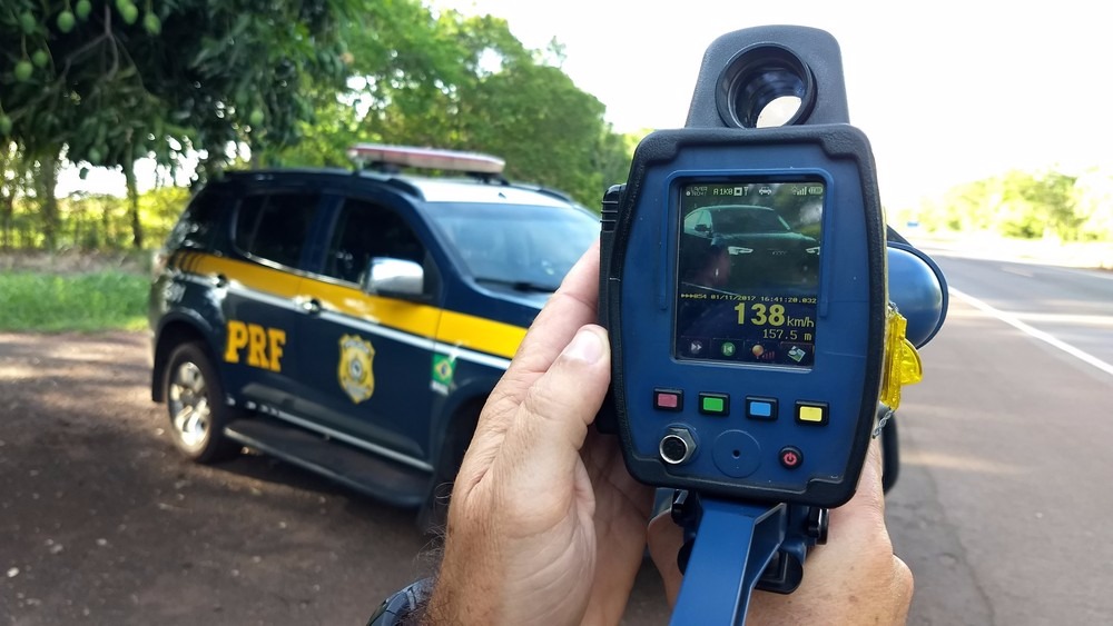 Feriado prolongado de Finados tem queda no número de acidentes em rodovias Flagrante de excesso de velocidade durante Operação Finados em MS (Foto: PRF/Divulgação)
