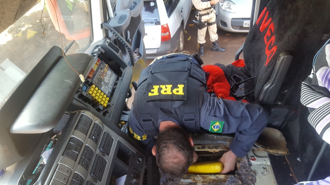 PRF apreende 60 quilos de cocaína em fundo falso de veículo