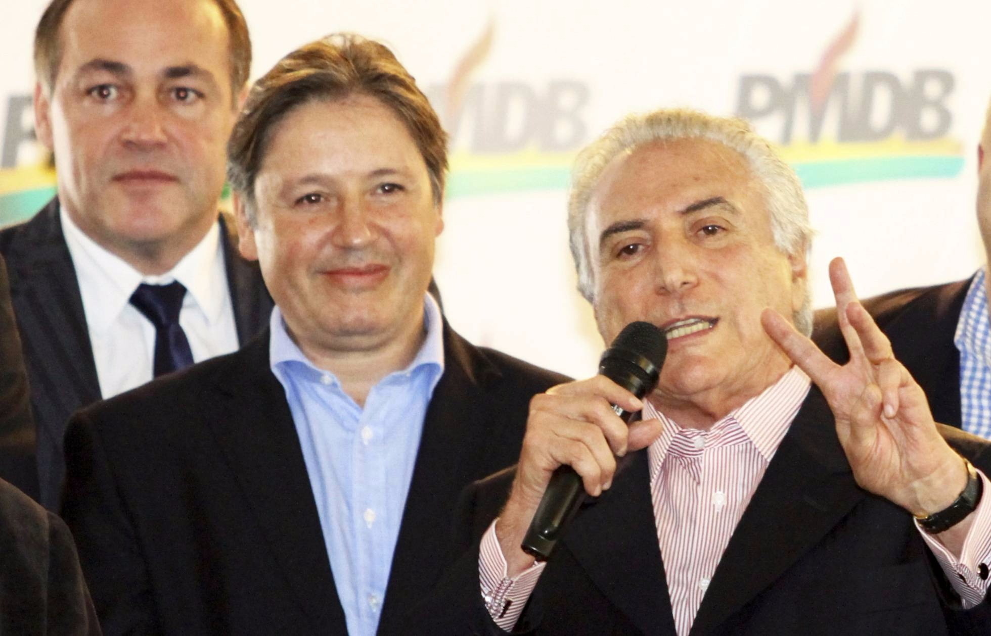 Michel Temer gesticula ao lado de Rodrigo Rocha Loures durante ato em maio de 2014 em Curitiba. GETTY IMAGES