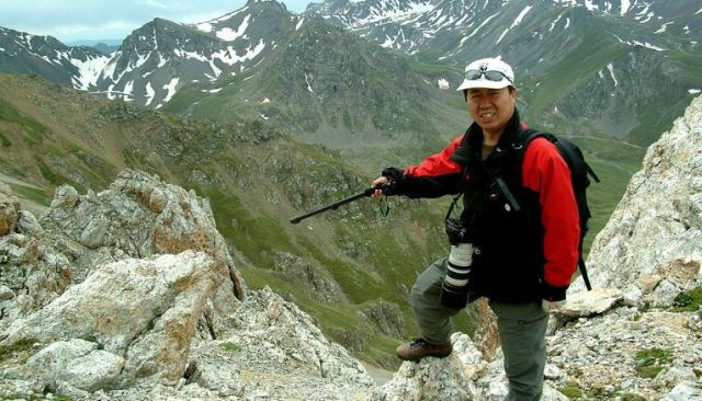 Li Weidong na cordilheira de Tian Shan, o habitat dos pikas-de-Ili