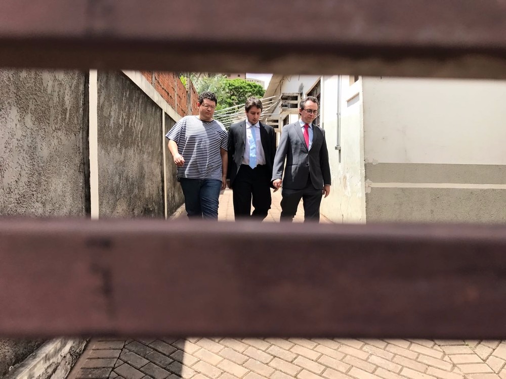 Jovem e os advogados saindo do Patronato após colocar a tornozeleira (Foto: Alysson Maruyama)
