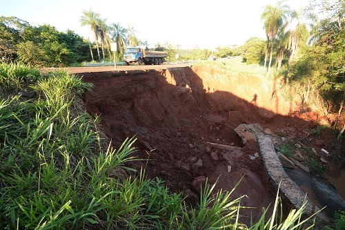 Trechos do sentido oeste da BR-262 estão desmoronando Por enquanto, apenas laterais da estrada estão cedendo depois das fortes chuvas - Foto: Álvaro Rezende / Correio do Estado