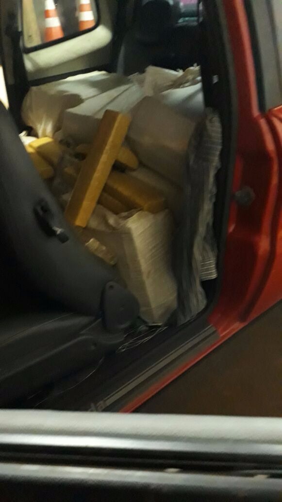 PRE prende condutor que levaria droga para Goiânia Droga localizada no interior da Strada. PRE/Divulgação