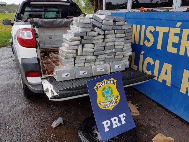 Dupla de MS é presa com 105 kg de cocaína no PR Droga foi avaliada em R$ 3 milhões e tinha destino a cidade de Umuarama (Foto: Divulgação/PRF)
