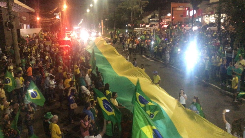 Manifestantes fazem ato contra e a favor de Lula Grupo contra Lula se reuniu na frente do MPF, em Campo Grande (Foto: Alysson Maruyama)