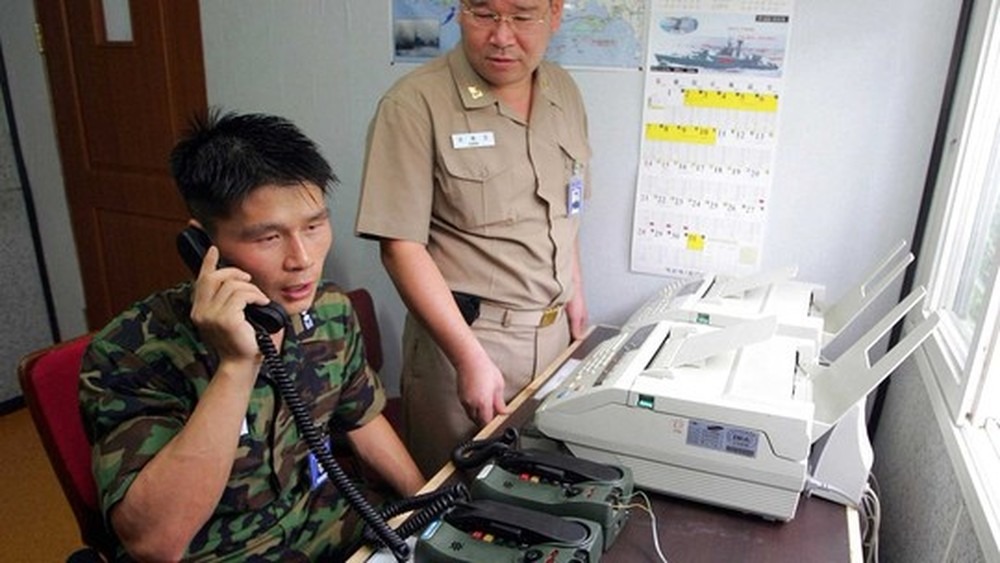 Foto de 2005 mostra militar da Coreia do Sul em comunicação com a Coreia do Norte em zona desmilitarizada (Foto: AFP)
