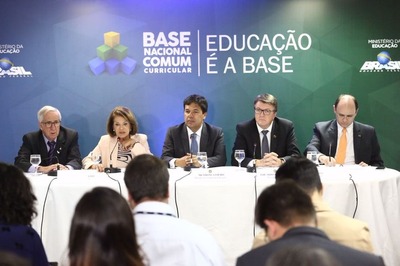 O ministro da Educação, Mendonça Filho (centro) entregou ao Conselho Nacional da Educação (CNE) a última versão da Base Nacional Comum Curricular do ensino médio - Crédito: (André Nery/MEC)
