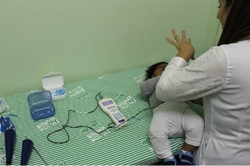 HU faz mutirão para reduzir espera por teste de audição em recém-nascidos Fonoaudióloga Renata Coimbra, durante atendimento do mutirão