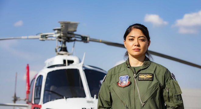PM de SP tem primeira mulher no comando do helicóptero Águia Mayara Tanaka, recém-promovida a comandante, está há 14 na PM. Edu Garcia/R7