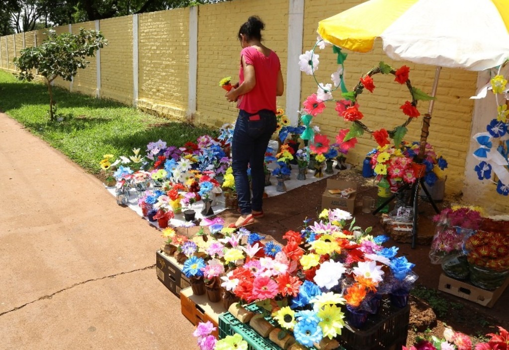 Semsur já recebe inscrições de ambulantes para o Dia de Finados A Semsur tem realizado constantemente a limpeza nos cemitérios públicos da cidade e dos distritos. Foto – A. Frota