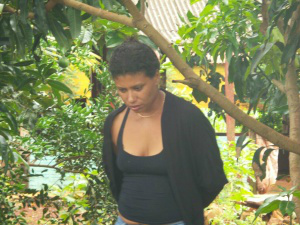 Luciana acompanha momento em que corpo é desenterrado em Dourados - Foto: Osvaldo Duarte