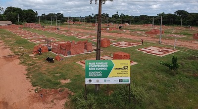Fotos: Edemir Rodrigues

Em Bela Vista, 102 moradias estão sendo erguidas por meio da parceria do Governo do Estado com a prefeitura em programa inovador em execução em 35 municípios de MS.

