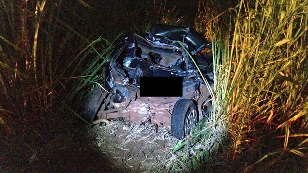 Enquanto empurrava carro para fora da rodovia motorista é atingido por caminhão