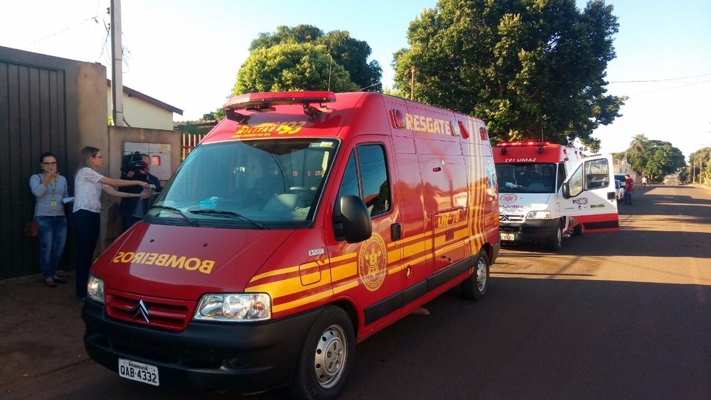 Samu e bombeiros fizeram o atendimento e levaram casal para UPA (Foto: Emerson Arce)