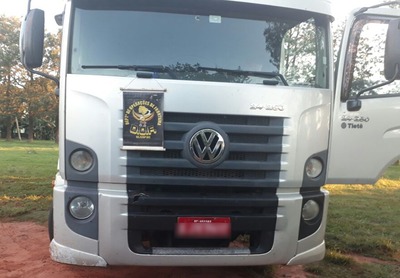 DOF apreende caminhão com sinais de identificação adulterados Condutor e proprietário disseram aos policiais que comprou o caminhão há menos de um mês, em Dourados - Crédito: Divulgação/DOF