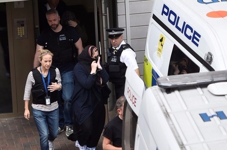 Policiais conduzem uma mulher que foi detida nesta manhã
Hannah McKay/Reuters