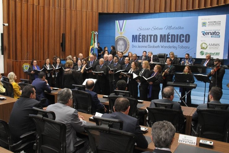 Em noite de homenagens, sessão solene destaca a importância do papel do médico Coral da Assembleia se apresenta no início da sessão solene que homenageou médicos de Mato Grosso do Sul. Wagner Guimarães
