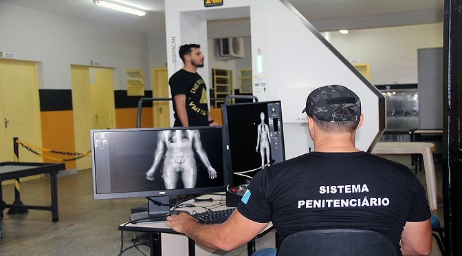 Aparelhos de inspeção corporal irão reforçar eficácia de revistas em visitantes em presídios Divulgação