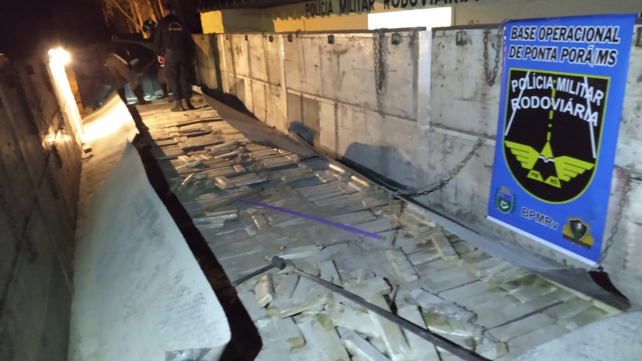Polícia apreende carreta com 800kg de maconha “embebidos” em óleo e areia