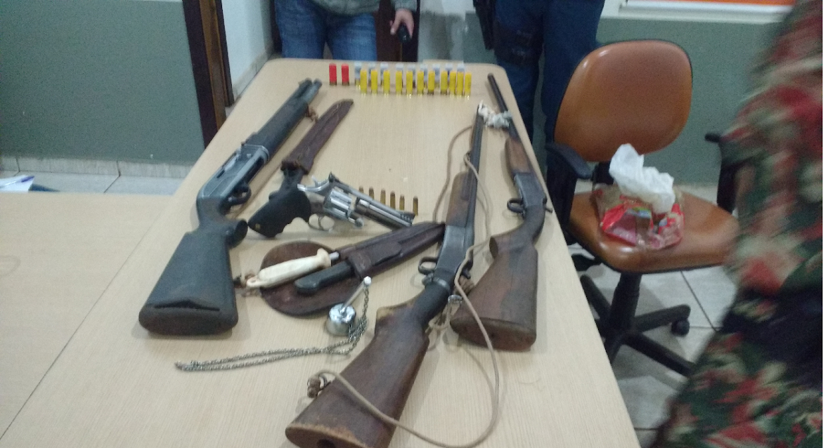 Caçadores são presos por maus-tratos de cães e porte ilegal de arma PMA/Divulgação
