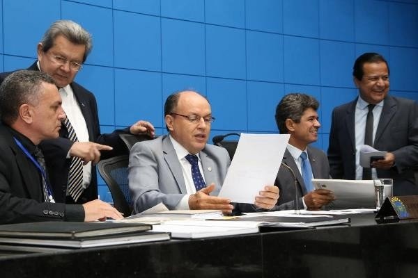 Deputados suspendem sessão para discutir incorporação do abono a servidores da Educação Victor Chileno / divulgação