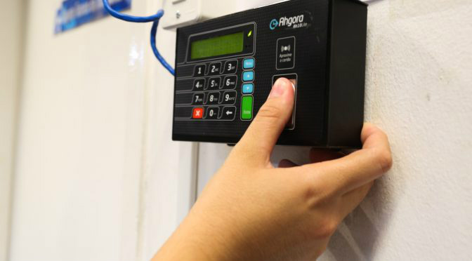 Ponto eletrônico desburocratiza e gera economia de R$ 9 milhões por mês ao Estado