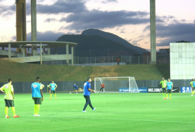 Gallo orienta jogadores durante treino da seleção olímpica no Espírito Santo (Foto: Felipe Schmidt)