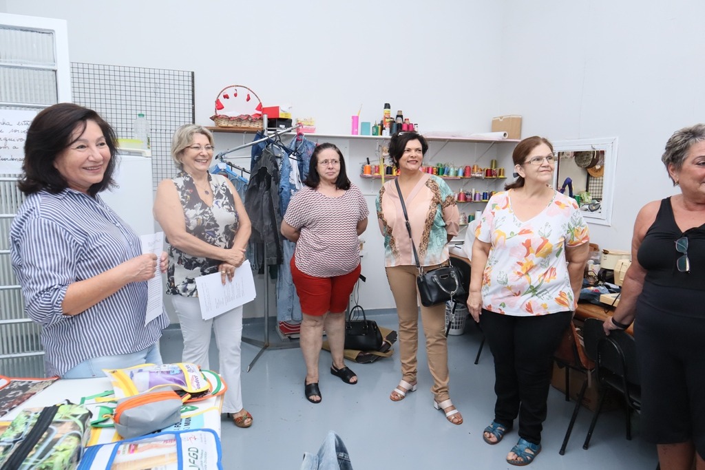 Prefeita Délia reafirma apoio as ações da Rede de Economia Solidária A prefeita Délia Razuk garantir a cedência de um espaço para a loja de produtos da Economia Solidária e reafirma o apoio da Prefeitura à ONG Mulheres em Movimento – A. Frota