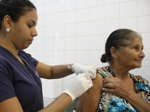 Depois de corrida por vacina da gripe, 3,5 mil doses sobram nos postos Idosos, crianças, gestantes e doentes crônicos podem se vacinar gratuitamente (Foto: Marcos Ermínio/Arquivo)