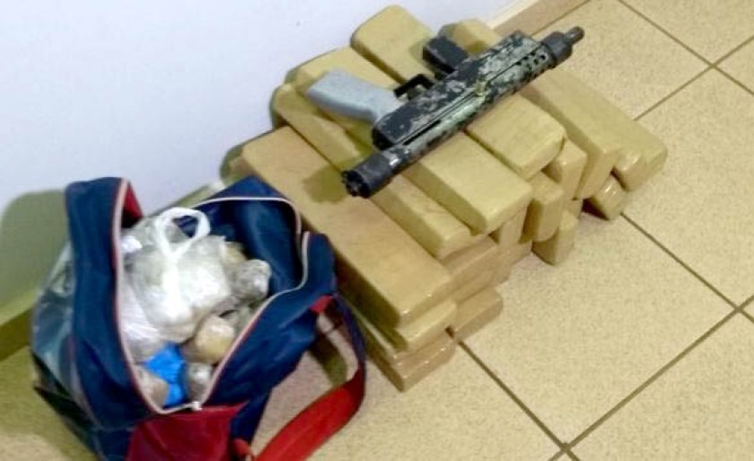 Jovem armado de submetralhadora é preso em Três Lagoas Drogas estavam em um dos quartos da casa - Foto: André Barbosa/JPNEWS