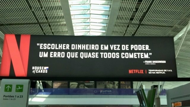 Outdoor de 'House of Cards' em aeroporto de Brasília 'provoca' políticos brasileiros Outdoor de 'House of Cards' em aeroporto de Brasília 'provoca' políticos brasileiros