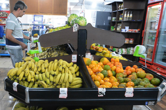 Na esteira dos hortis, frutas ficam até 52,9% mais caras em Mato Grosso do Sul Consumidores estão pesquisando mais para encontrar frutas em promoção - Foto: Gerson Oliveira / Correio do Estado