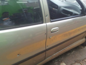 Policiais deram 8 tiros contra o veículo em que estavam os adolescentes. (Foto: Michel Faustino)