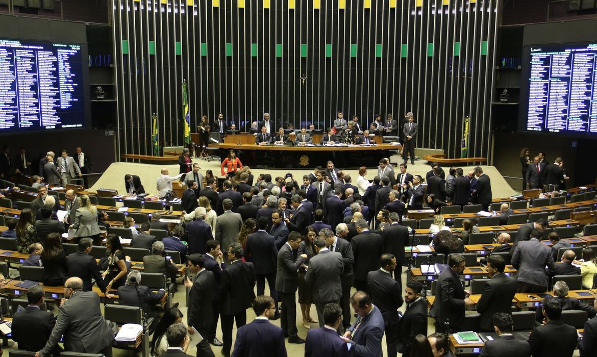 Após recesso, Congresso deve colocar marco do saneamento na pauta Fabio Rodrigues Pozzebom/Agência Brasil