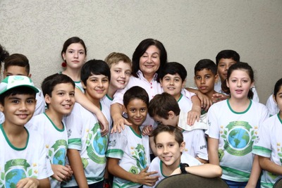 Prefeita Délia Razuk recebe alunos e explica sobre o funcionamento da administração – A. Frota
