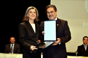 Ministra recebeu o título de visitante ilustre do vereador Chadid. (Foto: Divulgação)