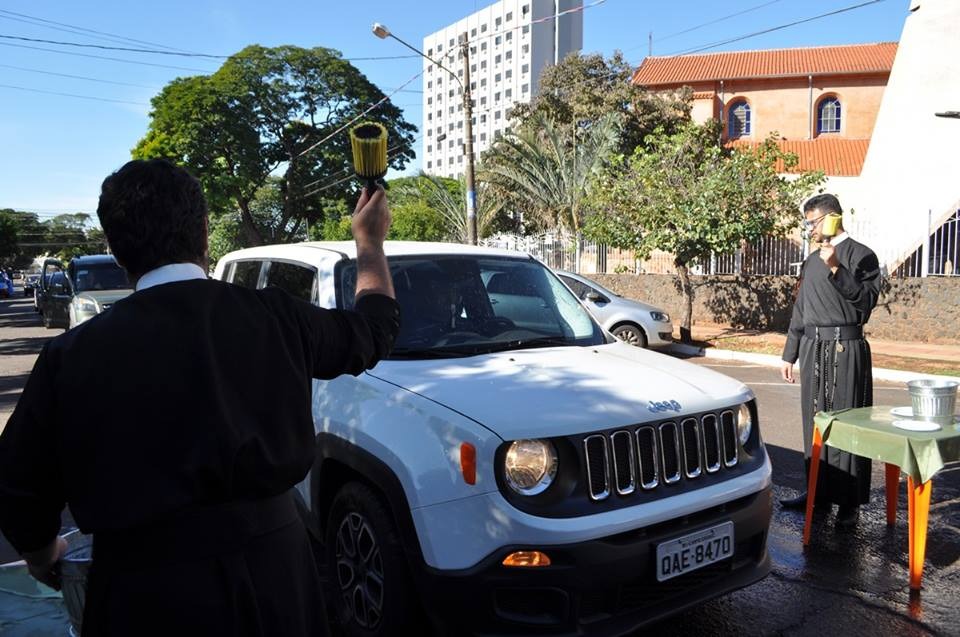 Carros foram aspergidos com água benta. Divulgação