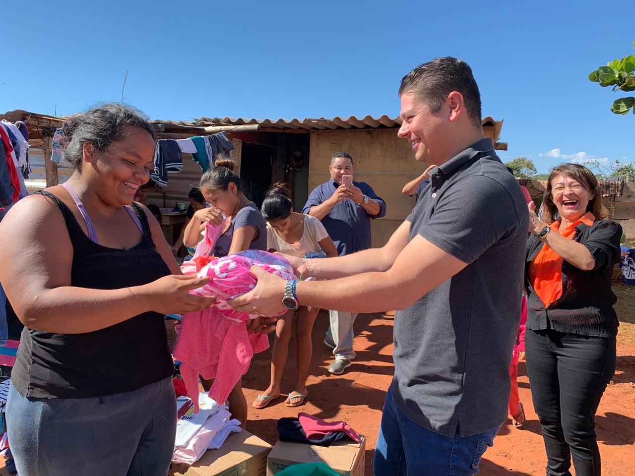Otávio Trad entrega roupas arrecadadas em ação social a famílias Foto: Assessoria