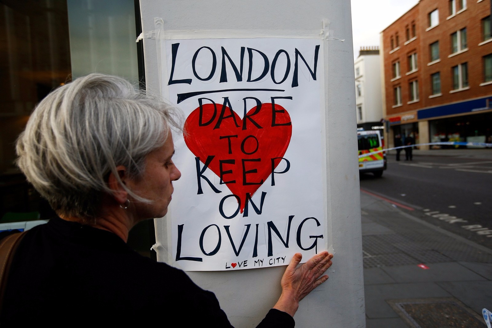 Estado Islâmico reivindica autoria do atentado terrorista em Londres Mulher cola cartaz com a frase: 'Londres: Ouse continuar amando', após atentado terrorista no centro da cidade (Foto: REUTERS/Peter Nicholls)