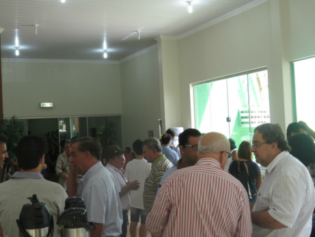 A aglomeração de pessoas foi intensa no velório do músico Nildo Pacito - Fotos: Joandra Alves 