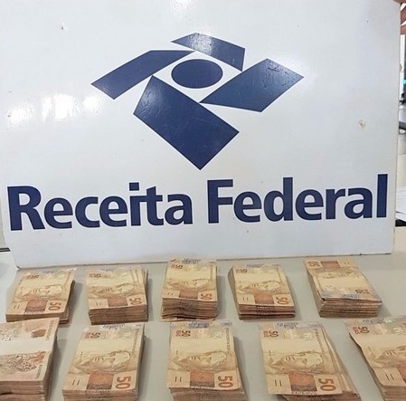 Dinheiro levado por brasileira que tentava entrar na Bolívia por Corumbá (MS) (Foto: Reprodução)