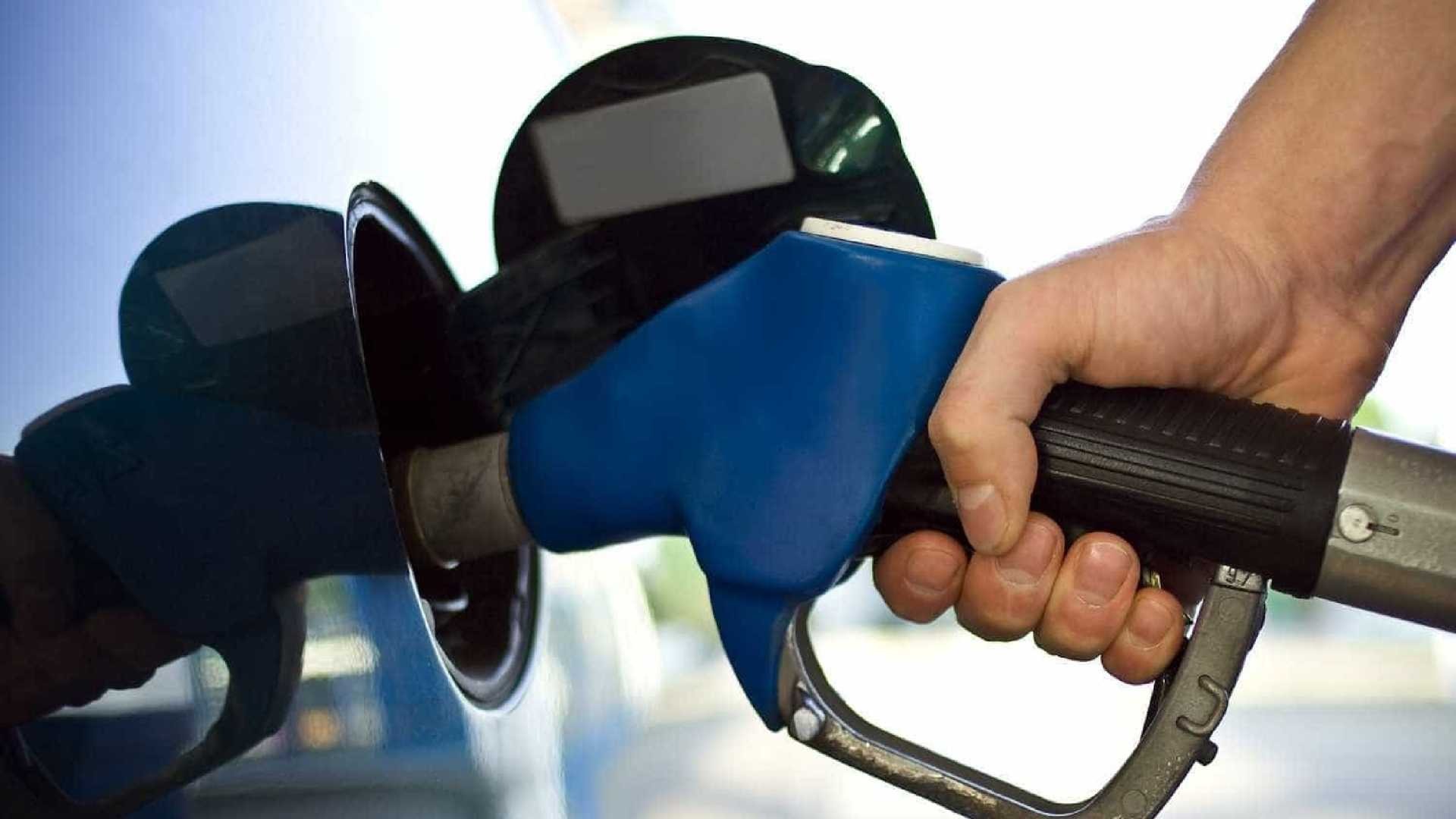 Petrobras anuncia queda de 0,8% para a gasolina; diesel em alta de 0,6% Petrobras anuncia queda de 0,8% para a gasolina; diesel em alta de 0,6%